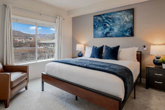 Convention Ctr Lux 2BR Pool,Htub,Gym,Theatre,Pkg