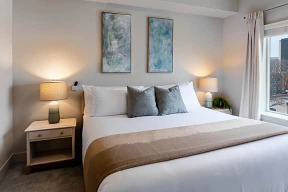 Convention Ctr Lux 2BR Pool,Htub,Gym,Theatre,Pkg