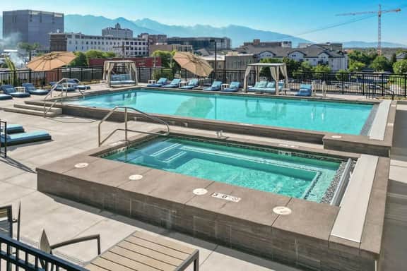 Convention Ctr Studio! Designer! Spa/pool/gym/pkg!