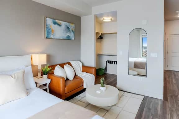 Convention Ctr Studio! Designer! Spa/pool/gym/pkg!