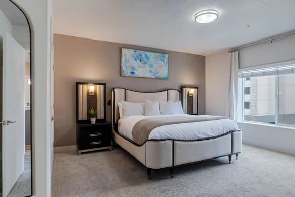 Convention Ctr Style-2BR Pool/HotTub/Gym/Theatre