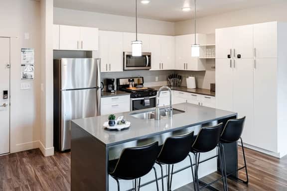 Convention Ctr Style-2BR Pool/HotTub/Gym/Theatre