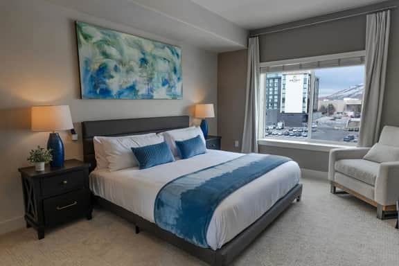 Convention Ctr! Spacious 2BR/2BA-Spa,Pool,Gym,Pkg