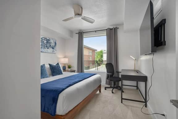 Deluxe 1BR 1BA Pool, Gym, Htub, Pkg