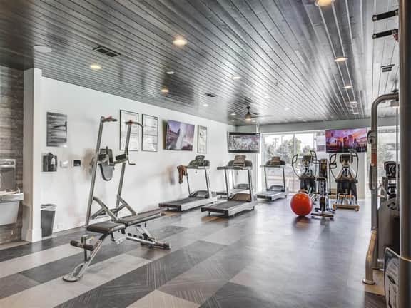 Deluxe 1BR 1BA Pool, Gym, Htub, Pkg