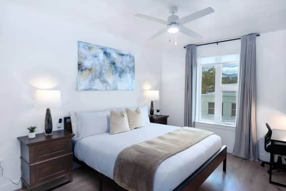 Deluxe 1BR 1BA Stunning Amenities-Pool, Htub, Gym+