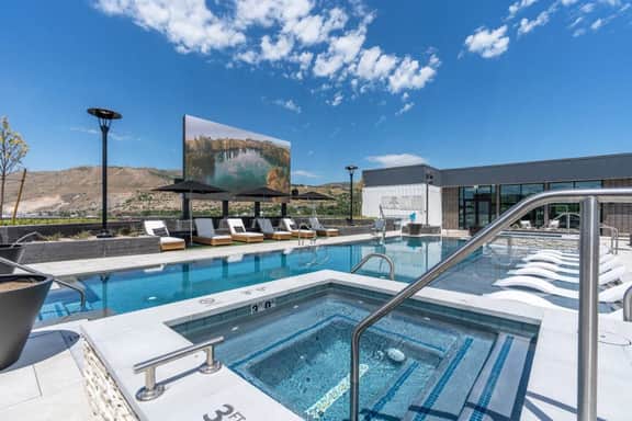 Deluxe 1BR 1BA Stunning Amenities-Pool, Htub, Gym+