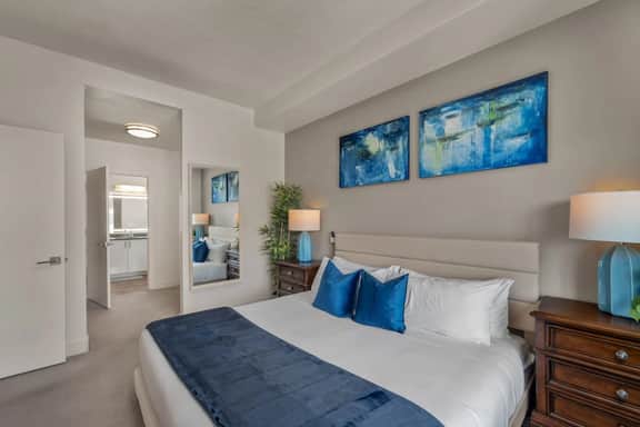 Deluxe 2BR Convention Center Gym, Pool, Htub, Pkg