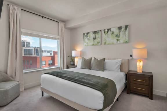 Deluxe 2BR Convention Center Gym, Pool, Htub, Pkg