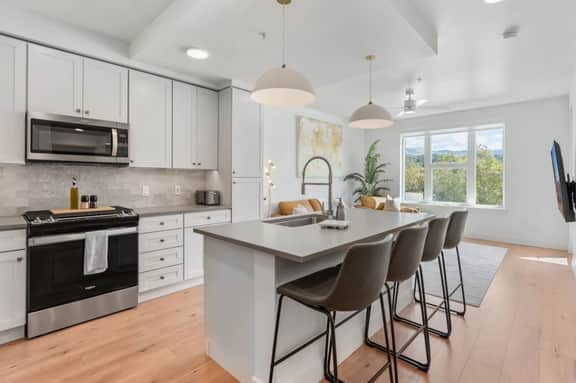 Designer 1BR with Pool and Hot tub