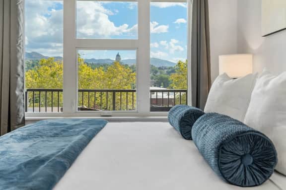 Designer 1BR with Pool and Hot tub