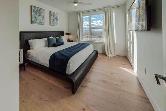 Designer NEW 2BD 2BA Pool/Htub/Gym/Bowling