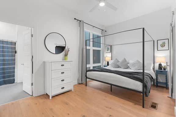 Downtown Lux Townhouse 3Bd/4Ba 2 King Bed, Garage