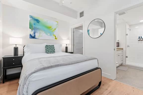 Downtown Luxury 1BD- Pool/Spa/Bowl/Golf/Gym/Parkng