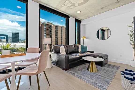 Downtown views! Amazing pool/gym/hottub Luxury apt