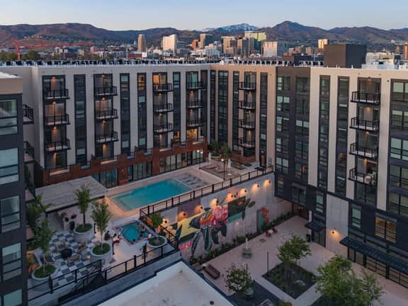 Elevated Stay! Top floor! Kg bed|Pool|Hot Tub|Gym|Parking