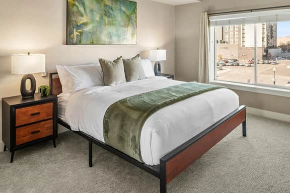 Gorgeous 2BD/2BA Pool/Gym/Htub near Convention Ctr