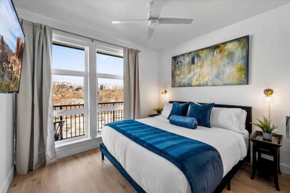 Grand 1BR Views/Pool/Gym/HTub