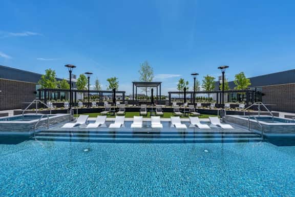 Grand 1BR Views/Pool/Gym/HTub