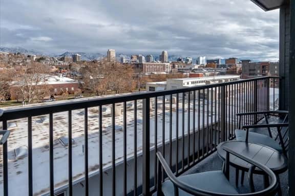 Grand 1BR Views/Pool/Gym/HTub
