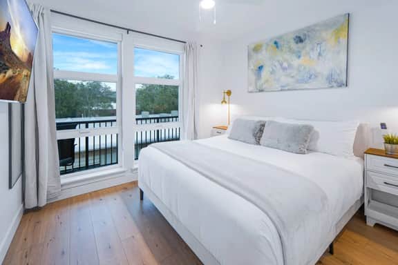 Luxury Downtown 1BR 1BA - Pool/Gym/Pkg/Bowls+More!