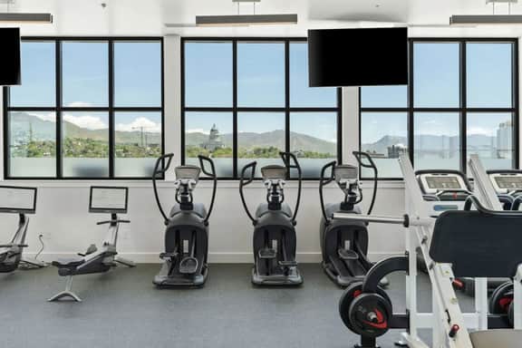 Luxury Downtown 1BR 1BA - Pool/Gym/Pkg/Bowls+More!