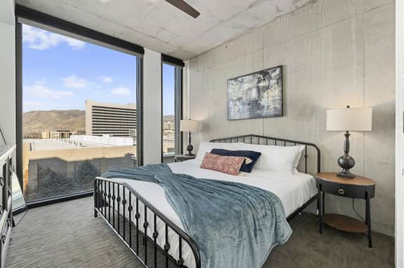 Perfect Dntwn Retreat- Convention Cntr- Amenities!
