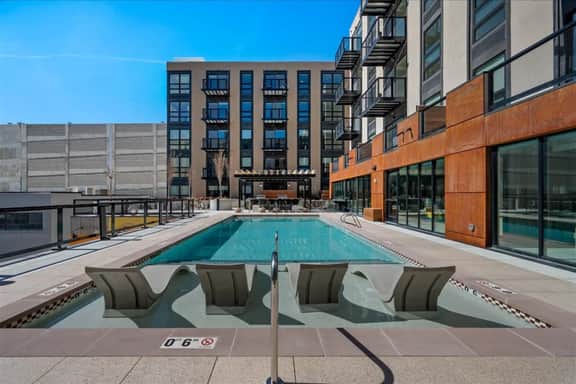 Pool! Hot tub+Sauna+Parking+Gym 1 KG/1BA- DWTN!