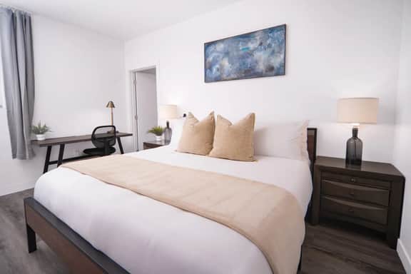 Sugarhouse! Mtn Views!|TopFloor|King|Parking|Gym