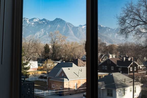 Sugarhouse! Mtn Views!|TopFloor|King|Parking|Gym