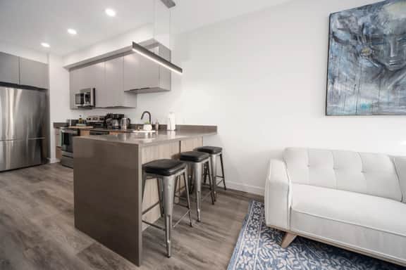 Sugarhouse! Mtn Views!|TopFloor|King|Parking|Gym