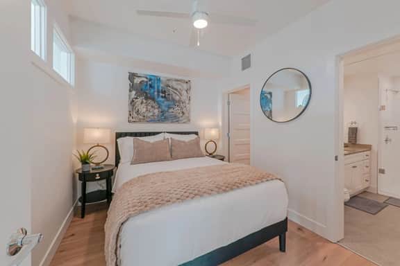 Top floor Deluxe 1BR Pool/Gym/Htub/Bowling More