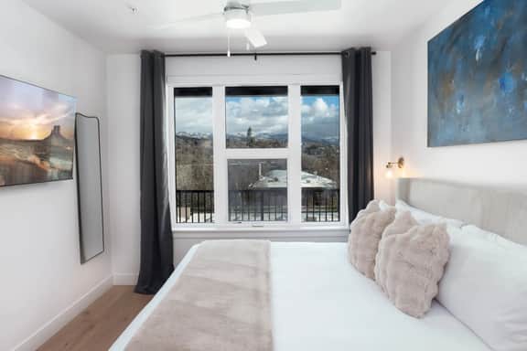 Views! Amenities! Pool/Spa/Gym/Bowl/Pking!