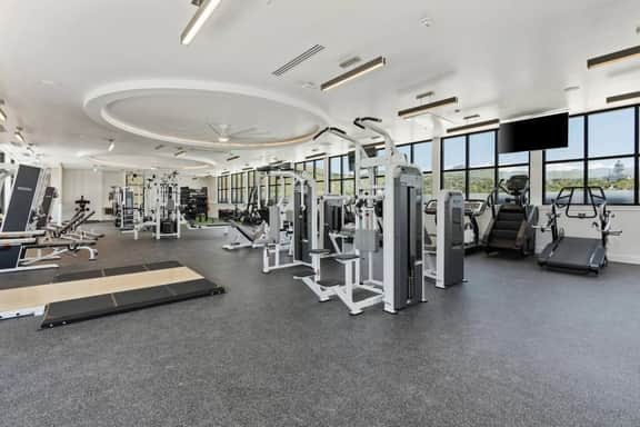 Views! Amenities! Pool/Spa/Gym/Bowl/Pking!