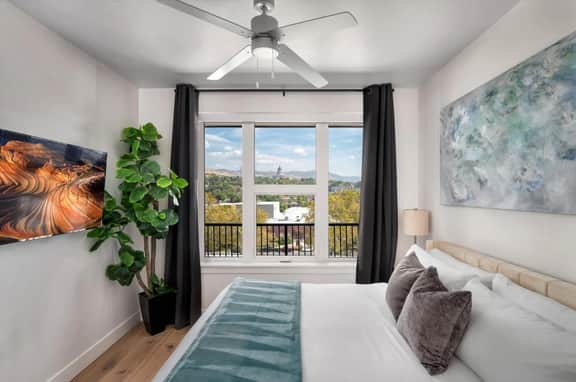 VIEWS! Capital! Year round POOL/Spa/Gym/Bowling!