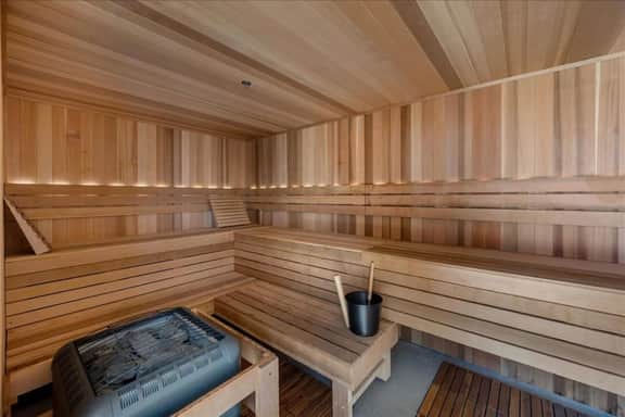 Pool|Spa|Sauna|Free Parking|Gym| King bed/1 Bath