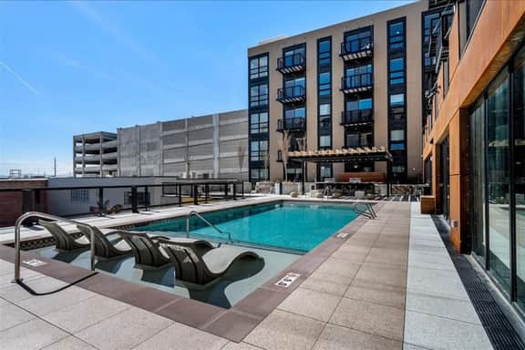 Pool|Spa|Sauna|Free Parking|Gym| King bed/1 Bath