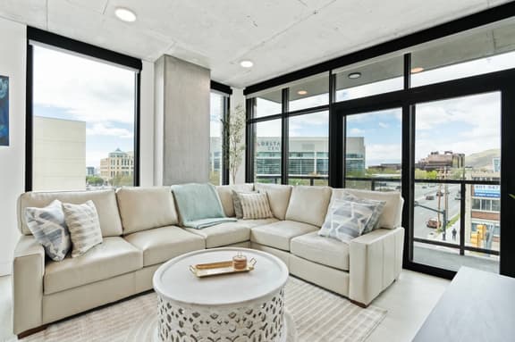 2bd/2ba Best style and location/Pool+spa/gym/pkg!