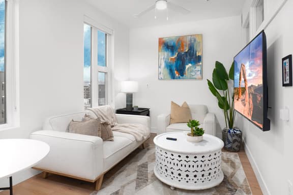 6th fl + Amenities! Parking| Pool|HotTub|Gym|Bowl!