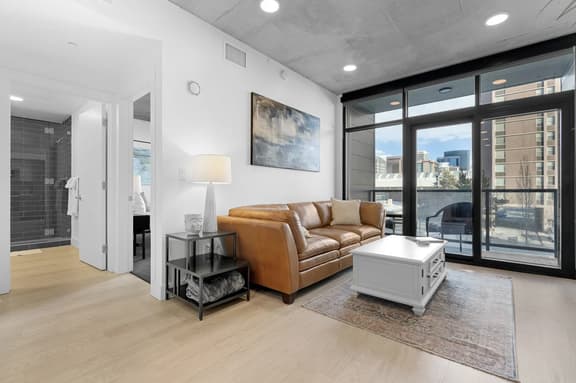 Best Amenities Pool/Htub/Gym/Pking Downtown Views!