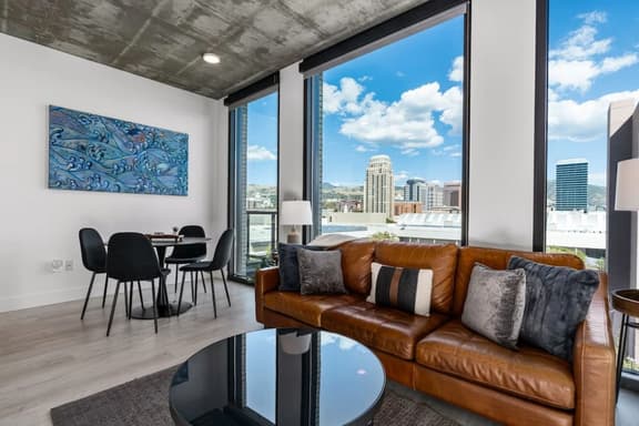 Best views! Lux 9th fl/Gym/Pking/Pool/Htub/King BD