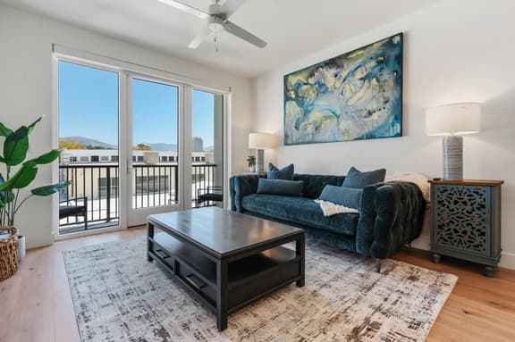 Capital Views! Pool/Spa/Gym/Bowling/Free Parking!