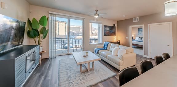 Convention Ctr 1BR 1BA Pool/Gym/HotTub/Theatre