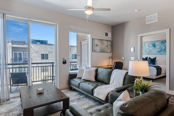 Convention Ctr 2BR/2BA Luxury Apartment Pool, HTub, Theatre