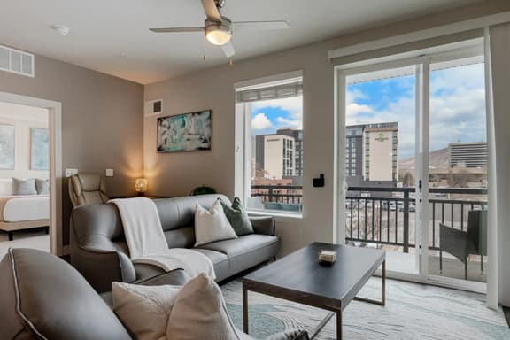 Convention Ctr Lux 2BR Pool,Htub,Gym,Theatre,Pkg
