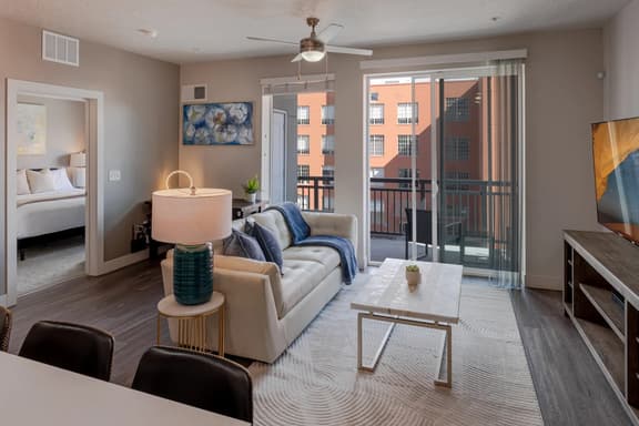 Convention Ctr Luxury 1BR Pool Gym Hot Tub