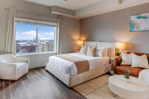 Convention Ctr Studio! Designer! Spa/pool/gym/pkg!