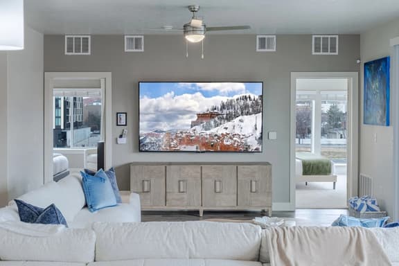 Convention Ctr! Spacious 2BR/2BA-Spa,Pool,Gym,Pkg