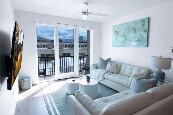 Deluxe 1BR 1BA Stunning Amenities-Pool, Htub, Gym+
