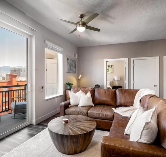 Deluxe 2BR Convention Center Gym, Pool, Htub, Pkg